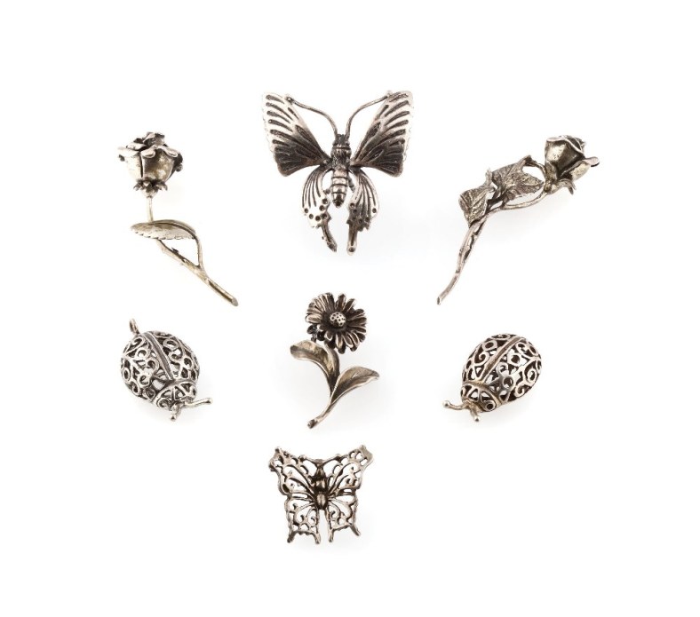 colectie-de-sapte-figurine-miniaturale-din-argint-reprezentand-flori-gargarite-si-fluturi